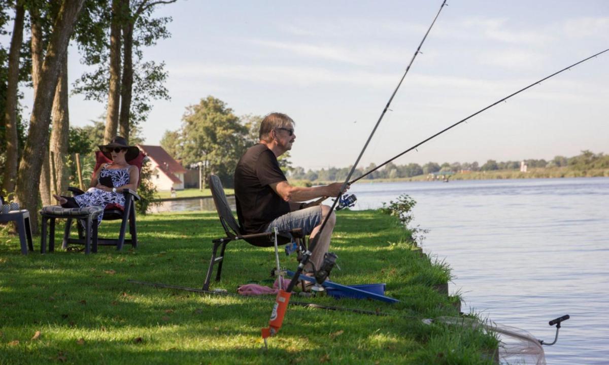 Отель Chalet Kajuit 418 Op 5 Sterren Camping Bergumermeer Suameer Экстерьер фото